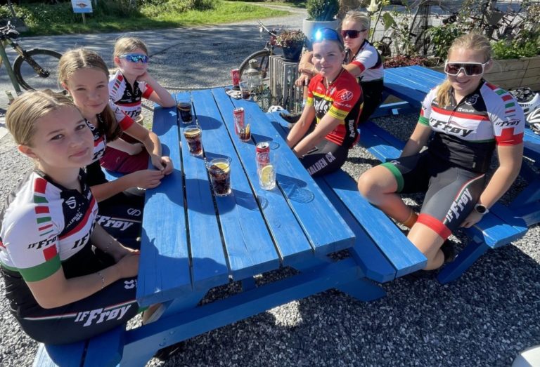 Jentesamling i forbindelse med sykkelkross på Grønmo
