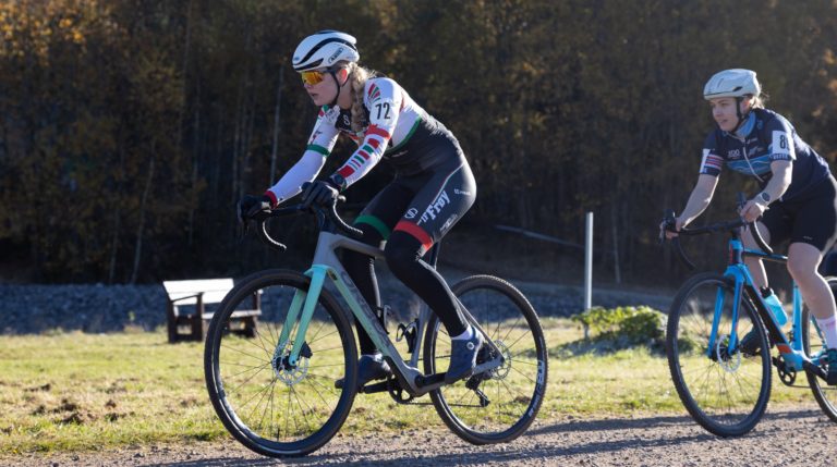 Vinterstemning, samarbeid og latter på jentesamling!